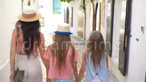 意大利度假期间快乐的母亲和可爱的小女孩在舒适的街道上视频的预览图