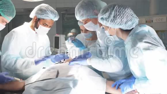 外科医生在医院进行复杂的手术以挽救生命视频的预览图