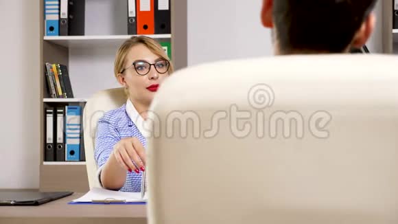 戴眼镜的女人参加招聘面试视频的预览图