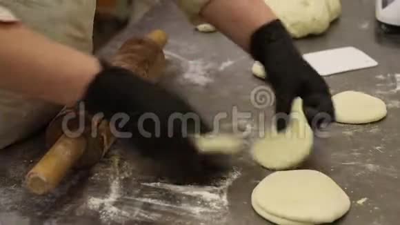 在烹饪店做饭准备面团视频的预览图