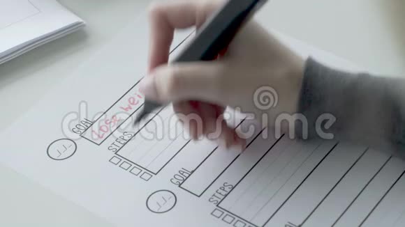 女人写步骤与红色标记在目标列表视频的预览图