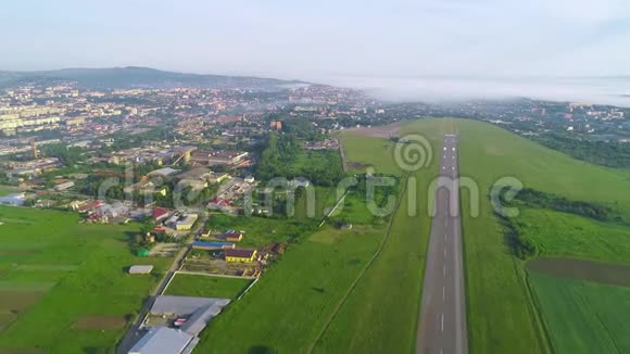 小航空的空中景观靠近城镇建筑和自然令人惊叹4K视频的预览图