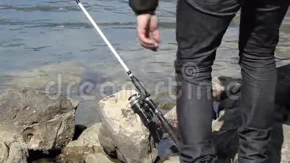 人用芦苇捕鱼的低角度视角视频的预览图
