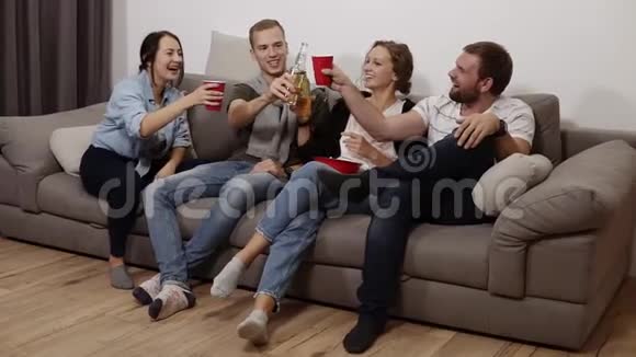 朋友们聚在一起在带有阁楼内部的客厅里玩得很开心男女公司女孩视频的预览图