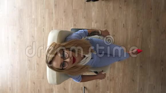 商人在椅子上旋转一个女商人视频的预览图