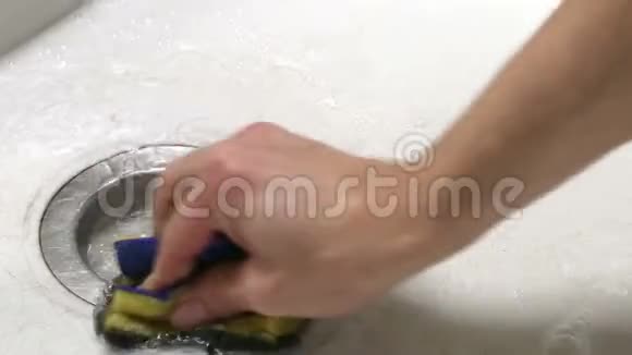 人用海绵清洗厨房水槽视频的预览图