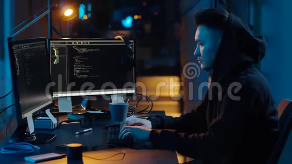 戴帽衫的黑客利用电脑进行网络攻击视频的预览图