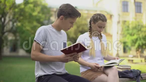两个青少年在公园看书准备考试学习视频的预览图