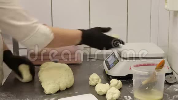 在烹饪店做饭准备面团视频的预览图