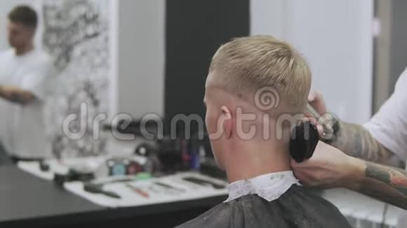 男性用电动剃须刀理发慢墨剪发视频的预览图