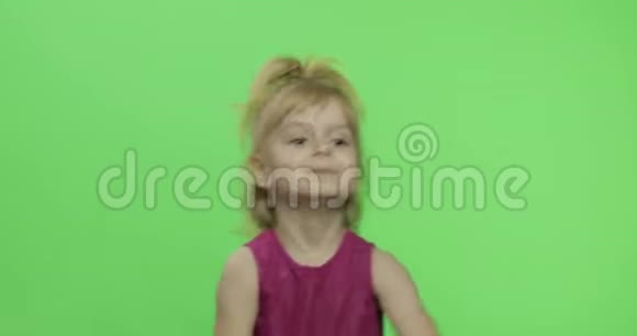 一个穿紫色衣服的小女孩在挥手做鬼脸和微笑彩色键视频的预览图