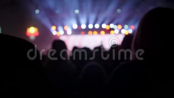 一群人在看舞台的摇滚音乐会上视频的预览图