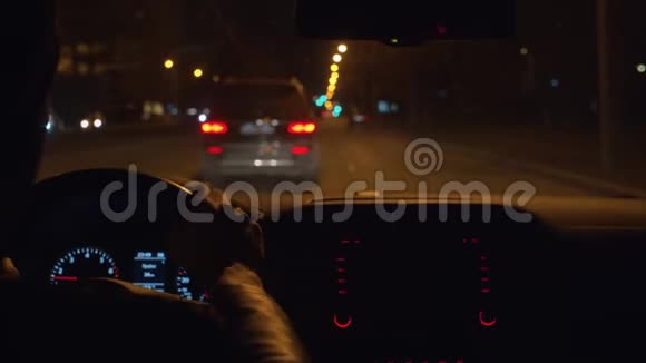 手放在汽车的方向盘上夜间驾驶POV视频的预览图