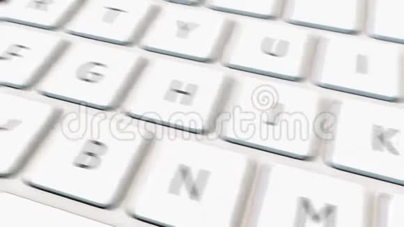 白色电脑键盘和红色邀请键视频的预览图