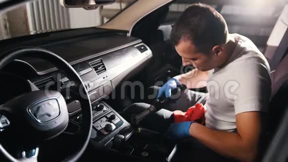 一个年轻人用自动刷子打磨汽车面板视频的预览图