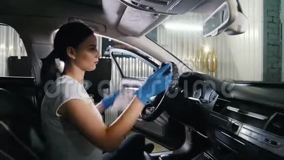 一位年轻女子在清洗汽车方向盘视频的预览图