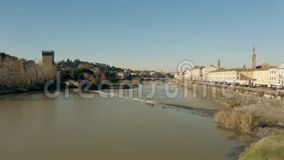 在佛罗伦萨的阿尔诺河的低空空中拍摄意大利视频的预览图
