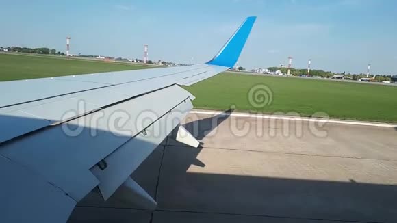 飞机降落在机场飞机着陆视频的预览图