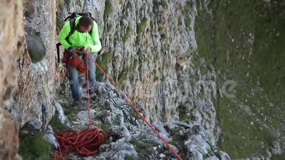 用绳子从悬崖上爬下来视频的预览图