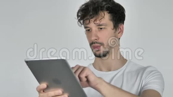 青少年闲人通过平板电脑在线视频聊天视频的预览图