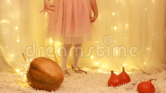 公主宝宝穿着一只金色的鞋子来自一个关于灰姑娘的童话故事视频的预览图