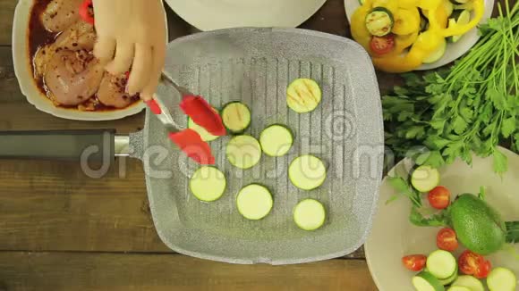 蔬菜西葫芦和西红柿在平底锅烤架里炒时间跨度视频的预览图