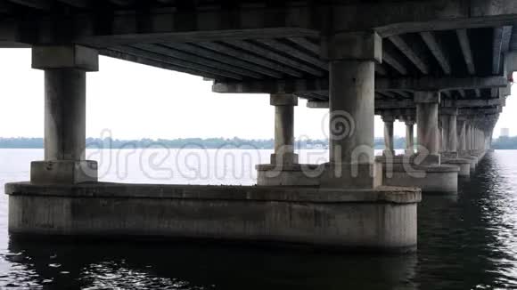 河上桥梁的混凝土支撑从桥下看视频的预览图