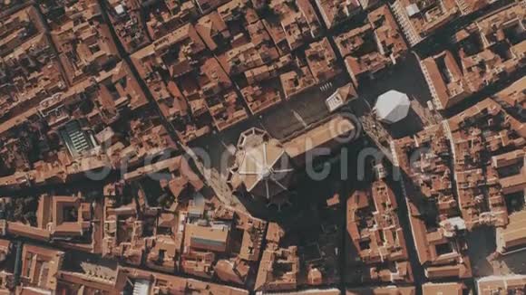 从上到下拍摄的圣玛丽亚德尔菲奥雷大教堂和佛罗伦萨的瓷砖房子意大利视频的预览图