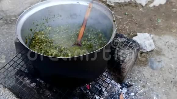 在村里的炉子上用大锅做饭在村里的采石场做饭视频的预览图