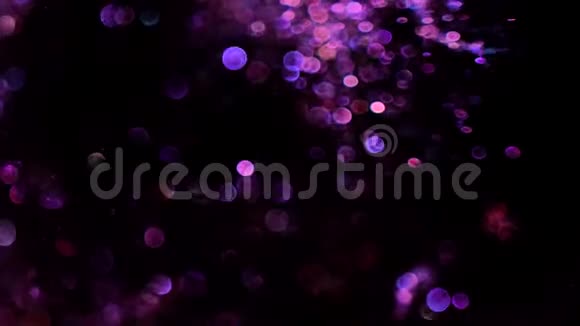 黑色背景上模糊的紫色闪光视频的预览图