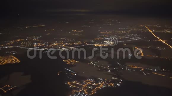 从洛杉矶市上空的飞机窗口观看飞机降落的灯光视频的预览图