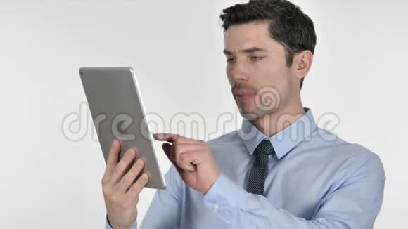 年轻商人在使用平板电脑时应对损失视频的预览图