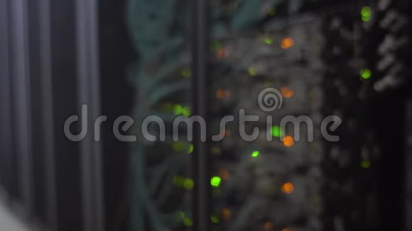 模糊的服务器机房现代数据中心闪烁的绿色和橙色LED灯视频的预览图
