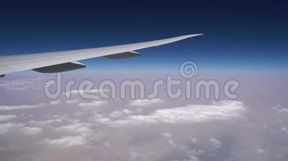 乘客机飞越云层美丽的大白飞机高高地飞在地上视频的预览图