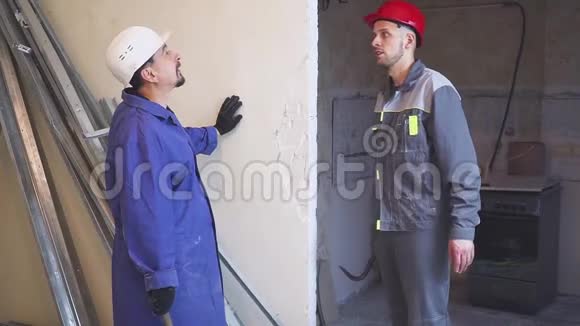 两位建筑商正在讨论修理这处房屋视频的预览图