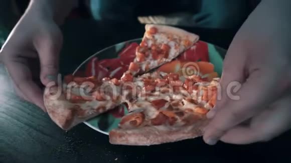 一男一女吃披萨他们把一块比萨饼放在桌子上一个漂亮的盘子上比萨饼盘和汉的特写视频的预览图