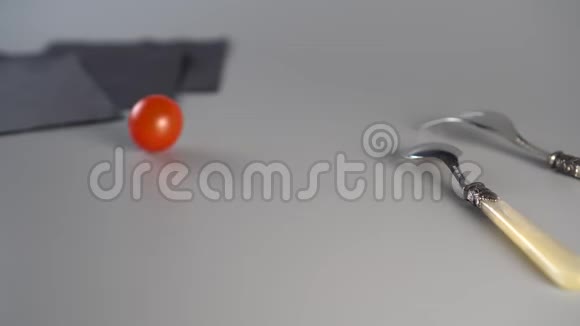 红色成熟的樱桃番茄从上面落在灰色背景上视频的预览图