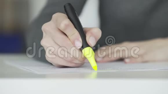 带有黄色荧光标记的女性手标文字视频的预览图