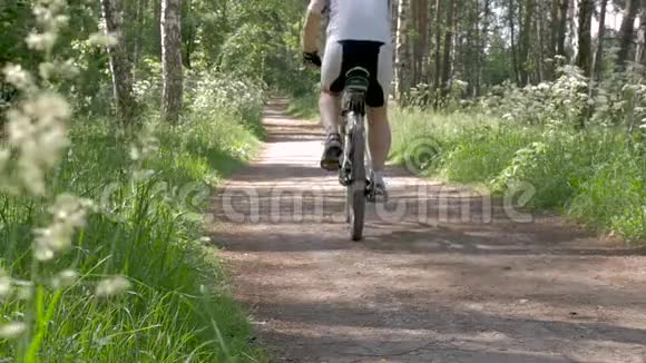 人们过着健康的生活方式一个人在公园里骑自行车视频的预览图