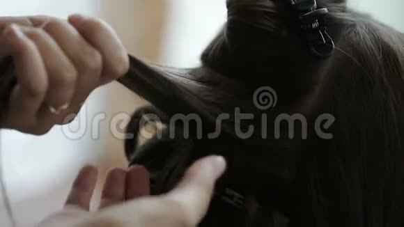 发型师做发型视频的预览图