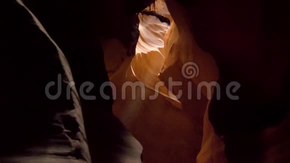 亚利桑那州上羚羊峡谷著名的太阳穴视频的预览图