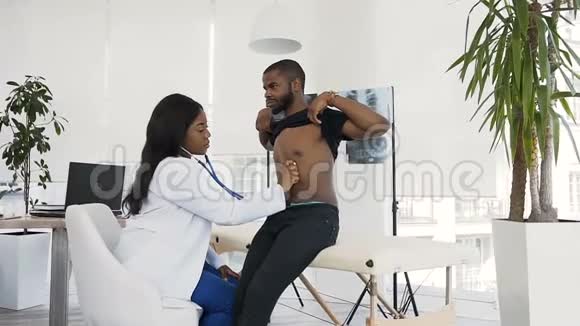 非洲女医生用听诊器检查男性病人视频的预览图