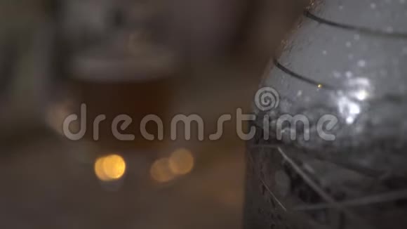 气泡和烟雾在水玻璃瓶吸烟钩和啤酒杯在酒吧啤酒杯和玻璃瓶视频的预览图