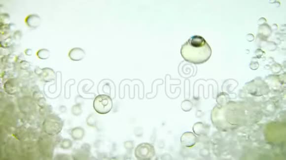 在白色背景下油泡在水中缓慢上升视频的预览图