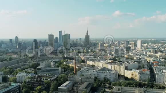 下午用摩天大楼宫殿和办公楼拍摄城市景观视频的预览图
