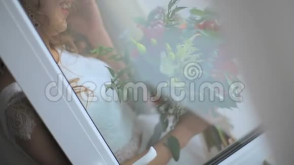 新娘站在窗口视频的预览图