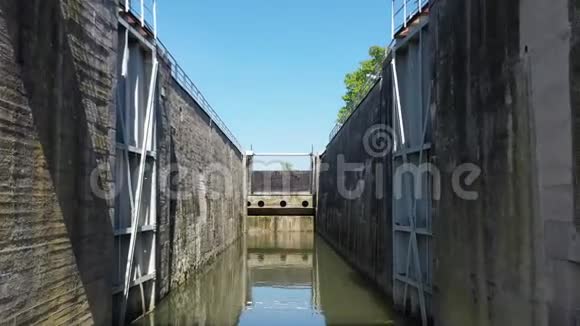 水力发电厂侧的船闸4K开闸视频的预览图