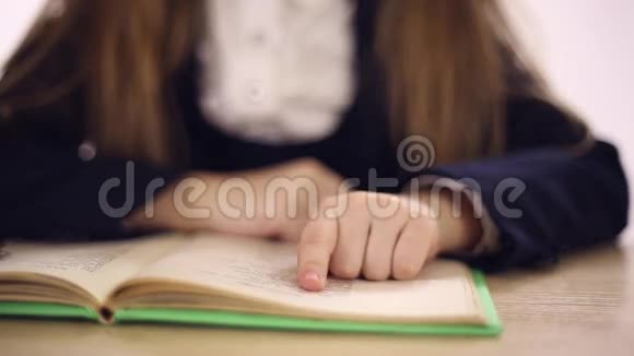 女学生读一本书视频的预览图