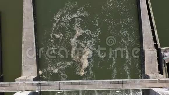 水力发电厂大坝下脏水漩涡高空俯视图视频的预览图