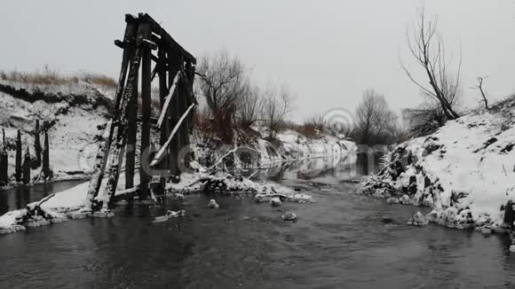 在河边旧木桥的残余被时间摧毁慢动作视频的预览图